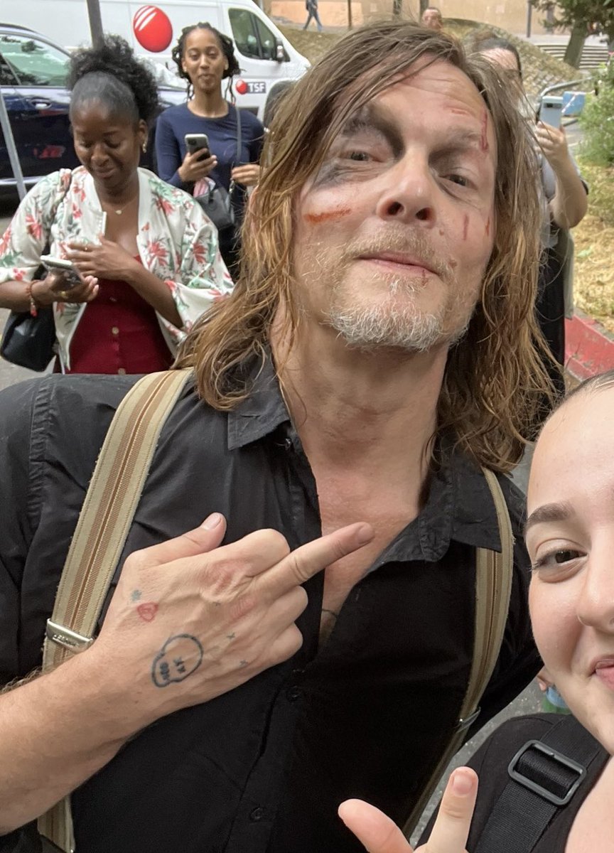 ubiquitousurn's tweet photo. AHHHHHHHHH NORMAN &amp; MELISSA THEY'RE SO HAPPY SOMEONE SEDATE ME ❤️ #Caryl #TWD #TWDSpoilers https://t.co/a4IiDMVC4n