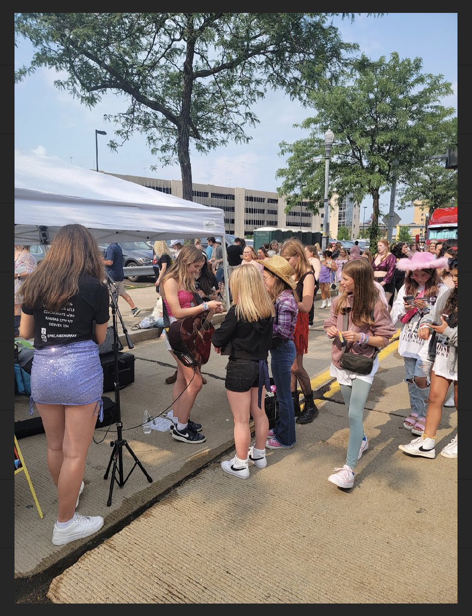 Thank you so much for having me on tour Pittsburgh. 💕 💕 💕