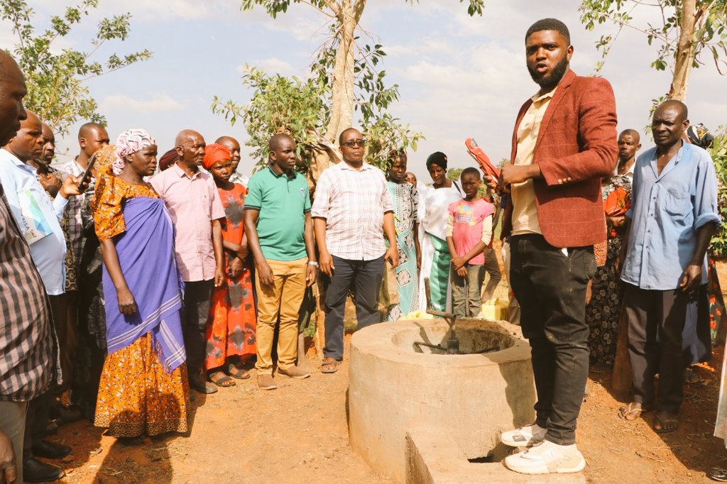 BiogasExpertUg's tweet photo. Sad 😢😢😢😢
I remember in 1996 my family carried bags and source pans as we were fleeing the suburbs of Acholi quarters in Kasese after an ADF attack then. 
It's never a good experience but somehow you have to take chances maybe if we didn't run, I wudnt be the #BiogasExpert now https://t.co/MeYaL1B5j9