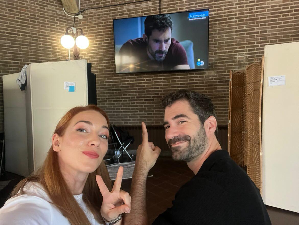 Olivia y Mario viendo el capítulo de #MíaEsLaVenganza ❤️ <a href="/jose_sospedra/">José Sospedra</a> <a href="/natalia_ro92/">Natalia Rodríguez</a>