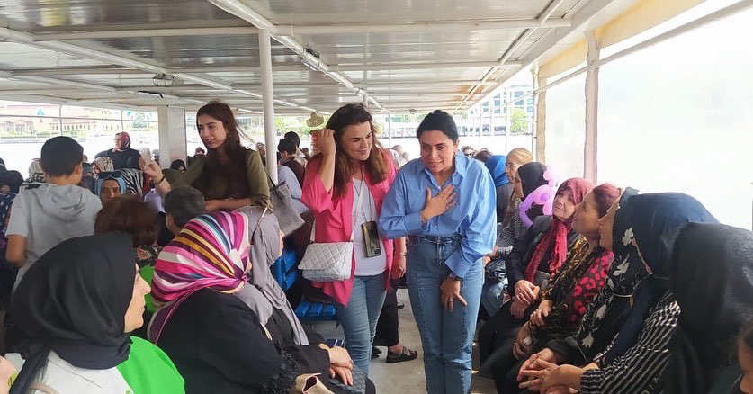 akkadineyup's tweet photo. Eyüpsultanlı komşularımızın yoğun ilgisiyle’Boğaz Gezileri’ devam ediyor. 
Bu gezilerde komşularımıza eşlik ediyor, keyifli vakit geçiriyoruz. 🌸

@DenizKoken 
@eyupbelediyesi https://t.co/0cjWemHSNf