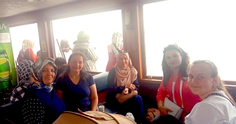 akkadineyup's tweet photo. Eyüpsultanlı komşularımızın yoğun ilgisiyle’Boğaz Gezileri’ devam ediyor. 
Bu gezilerde komşularımıza eşlik ediyor, keyifli vakit geçiriyoruz. 🌸

@DenizKoken 
@eyupbelediyesi https://t.co/0cjWemHSNf