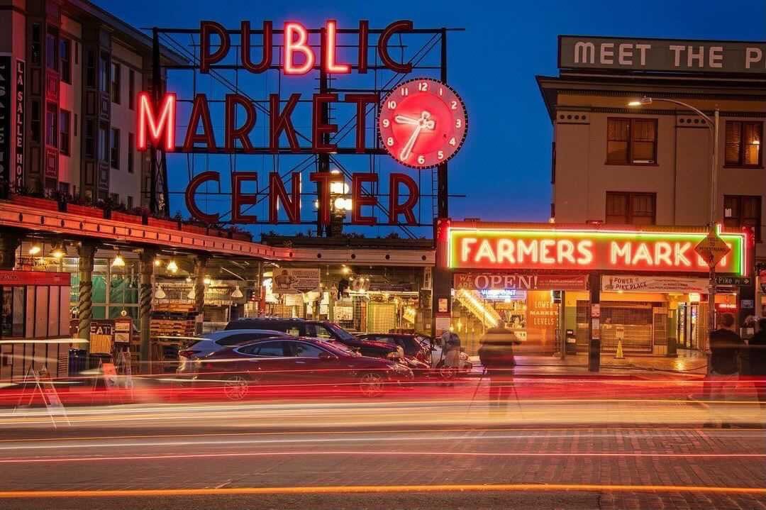 pike_place's tweet photo. Tonight to commemorate #Juneteenth2023, we are dimming the Market Clock &amp; Sign to illuminate BLM.

At #PikePlaceMarket, we believe in fostering a community that celebrates diversity. Let's honor Juneteenth and embrace the values of equality, justice &amp; respect.

📸: equalmotion https://t.co/sLHhpHqfoQ