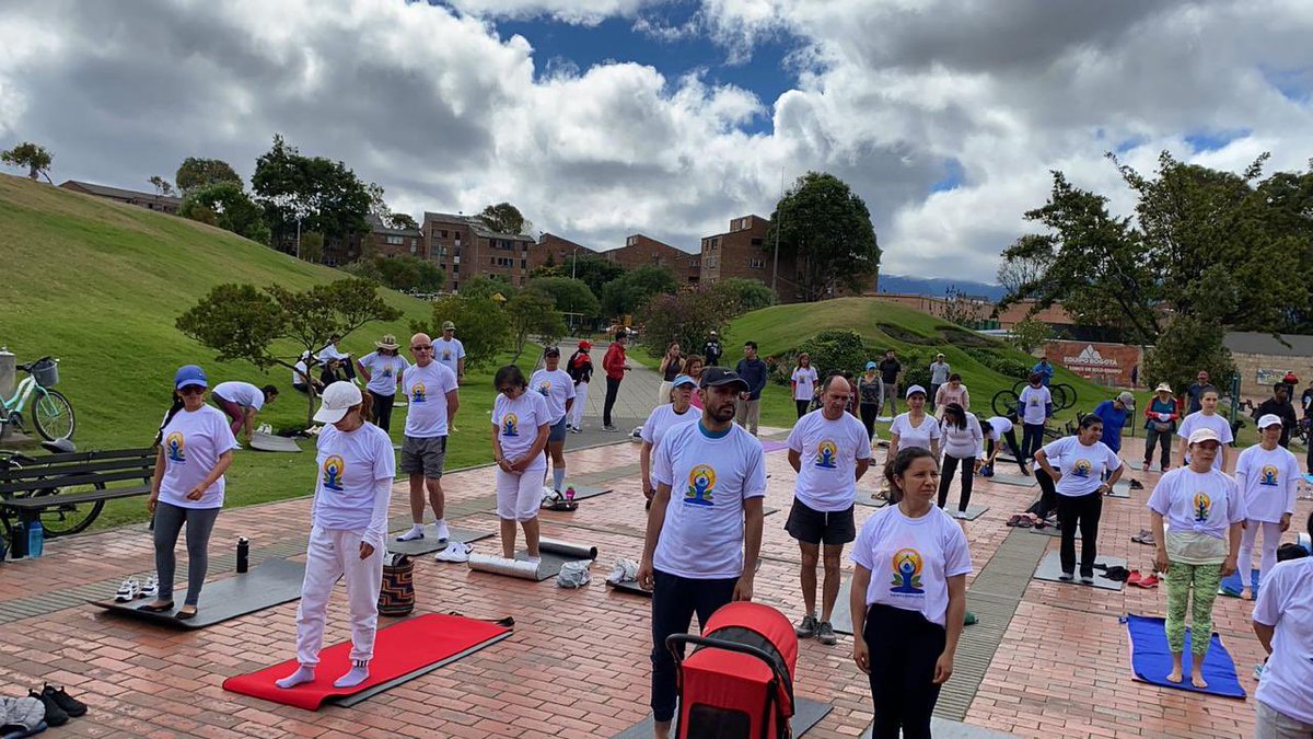 IndiaEmbBogota's tweet photo. Los #Bogotanos nos acompañan en la conmemoración del #IDY2023🧘desde el #ParqueTimiza en la recreovía del @IDRD con la academia #AHMA 🇨🇴🇮🇳 #YogaforVasudhaivaKutumbakam #Ayush #AmritMahotsav #BogotáEsYoga #YogaDay @MEAIndia @iccr_hq @moayush @AmritMahotsav @IndianDiplomacy https://t.co/l7Ioj0K7qp
