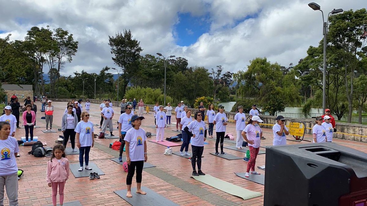 IndiaEmbBogota's tweet photo. Los #Bogotanos nos acompañan en la conmemoración del #IDY2023🧘desde el #ParqueTimiza en la recreovía del @IDRD con la academia #AHMA 🇨🇴🇮🇳 #YogaforVasudhaivaKutumbakam #Ayush #AmritMahotsav #BogotáEsYoga #YogaDay @MEAIndia @iccr_hq @moayush @AmritMahotsav @IndianDiplomacy https://t.co/l7Ioj0K7qp