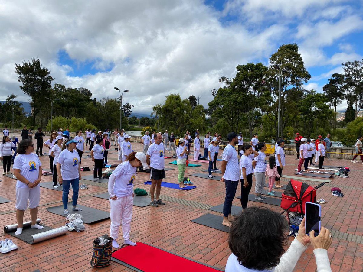 IndiaEmbBogota's tweet photo. Los #Bogotanos nos acompañan en la conmemoración del #IDY2023🧘desde el #ParqueTimiza en la recreovía del @IDRD con la academia #AHMA 🇨🇴🇮🇳 #YogaforVasudhaivaKutumbakam #Ayush #AmritMahotsav #BogotáEsYoga #YogaDay @MEAIndia @iccr_hq @moayush @AmritMahotsav @IndianDiplomacy https://t.co/l7Ioj0K7qp