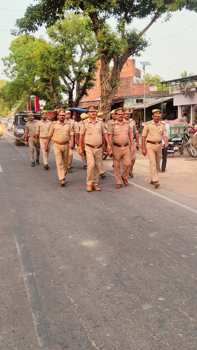 santkabirnagpol's tweet photo. पुलिस अधीक्षक @santkabirnagpol के निर्देशन में आमजन में सुरक्षा तथा विश्वास की भावना उत्पन्न करनेके दृष्टिगत @psdudhara द्वारा थानाक्षेत्र  में सार्वजनिक स्थानों पर #Footpatrolling कर सुरक्षा के प्रति आश्वस्त किया गया तथा संदिग्ध वस्तुओं एवं व्यक्तियों की चेकिंग की गयी। https://t.co/OWTMj9jeB5