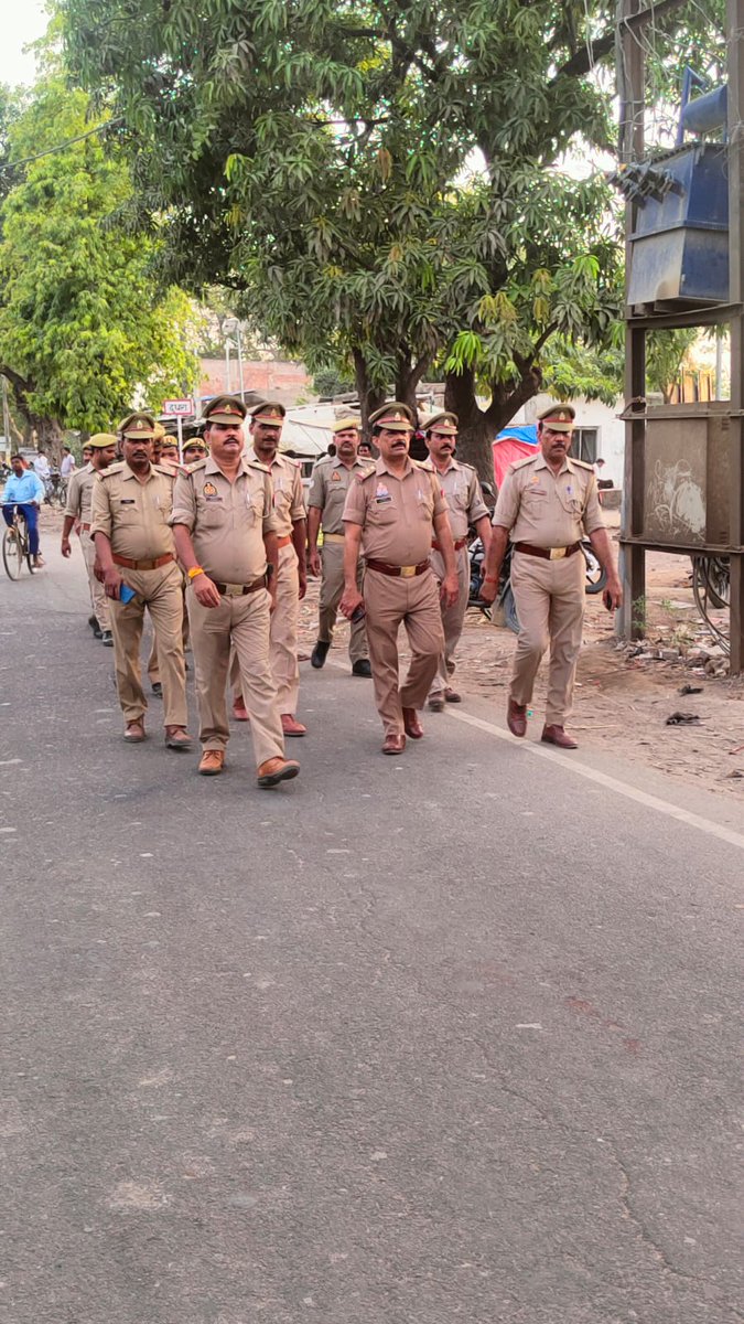 santkabirnagpol's tweet photo. पुलिस अधीक्षक @santkabirnagpol के निर्देशन में आमजन में सुरक्षा तथा विश्वास की भावना उत्पन्न करनेके दृष्टिगत @psdudhara द्वारा थानाक्षेत्र  में सार्वजनिक स्थानों पर #Footpatrolling कर सुरक्षा के प्रति आश्वस्त किया गया तथा संदिग्ध वस्तुओं एवं व्यक्तियों की चेकिंग की गयी। https://t.co/OWTMj9jeB5