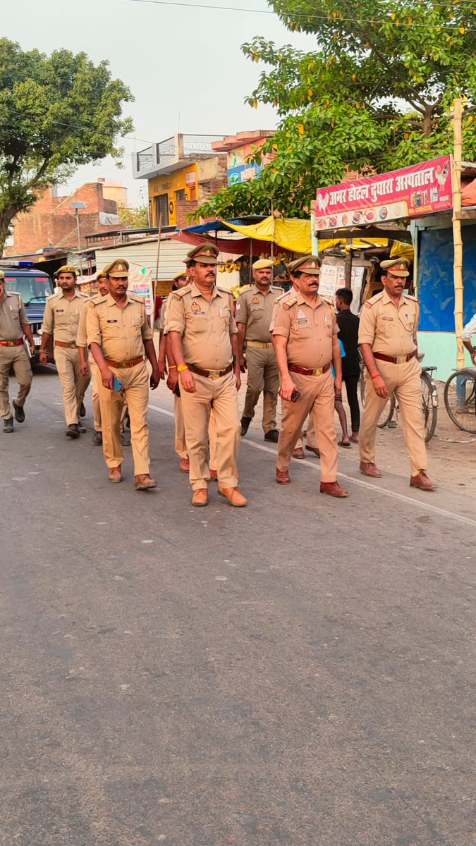 santkabirnagpol's tweet photo. पुलिस अधीक्षक @santkabirnagpol के निर्देशन में आमजन में सुरक्षा तथा विश्वास की भावना उत्पन्न करनेके दृष्टिगत @psdudhara द्वारा थानाक्षेत्र  में सार्वजनिक स्थानों पर #Footpatrolling कर सुरक्षा के प्रति आश्वस्त किया गया तथा संदिग्ध वस्तुओं एवं व्यक्तियों की चेकिंग की गयी। https://t.co/OWTMj9jeB5