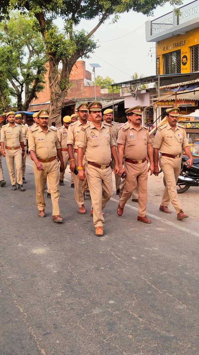 santkabirnagpol's tweet photo. पुलिस अधीक्षक @santkabirnagpol के निर्देशन में आमजन में सुरक्षा तथा विश्वास की भावना उत्पन्न करनेके दृष्टिगत @psdudhara द्वारा थानाक्षेत्र  में सार्वजनिक स्थानों पर #Footpatrolling कर सुरक्षा के प्रति आश्वस्त किया गया तथा संदिग्ध वस्तुओं एवं व्यक्तियों की चेकिंग की गयी। https://t.co/OWTMj9jeB5