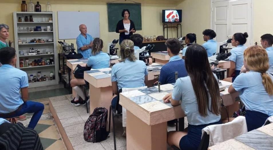 escambraycu's tweet photo. ¿Qué voy a estudiar? La formación vocacional, esencial en el complejo proceso de decidir el futuro profesional de los estudiantes, merece una mirada conjunta desde la escuela y la familia
https://t.co/4wxpRo1Jcp #SanctiSpíritusEnMarcha #Cuba @NaimaBarreto https://t.co/xYjj11RjMg