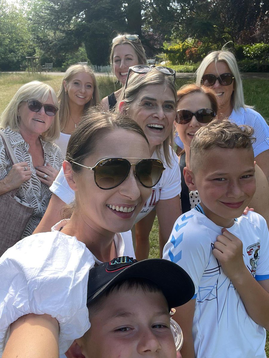 LeonardGrove2's tweet photo. @WeAreMV_ a gorgeous sunny walk with my wonderful team and a cheeky little bake sale all in aid for the WHF 😎☀️🎂🍰💕 https://t.co/e4lzJwKGYj