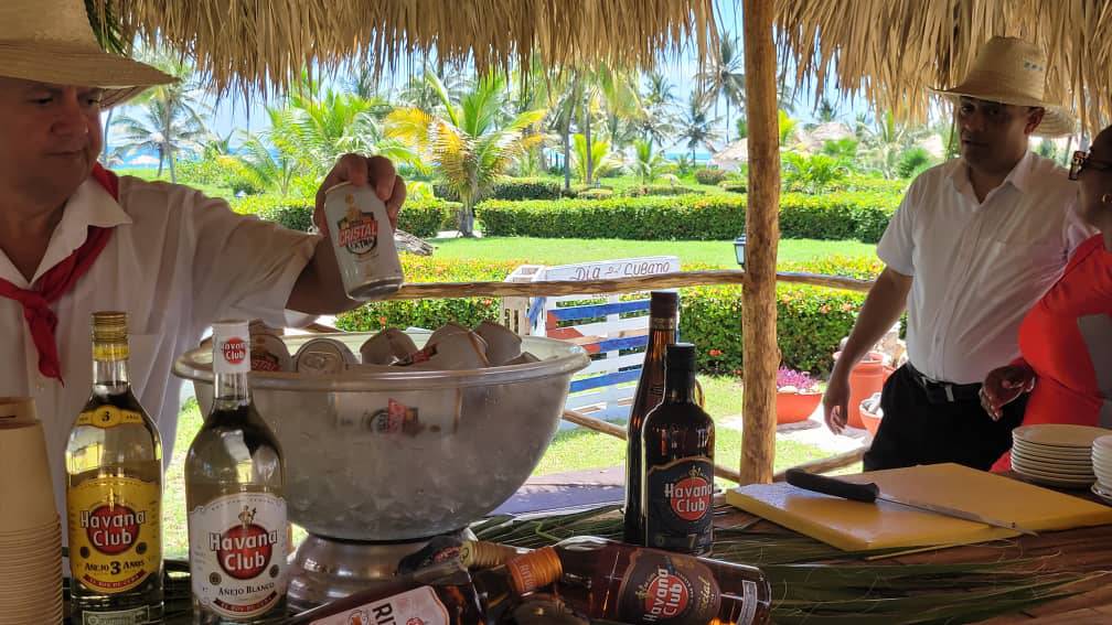 MeliaCuba's tweet photo. Tenemos nuevo Rincón Cubano en #SolCayoCoco 🇨🇺
Un espacio para que nuestros huéspedes sientan el ritmo de la música, exploren sabores y disfruten aún más su experiencia #MeliaCuba. https://t.co/yU8sk5Wpos