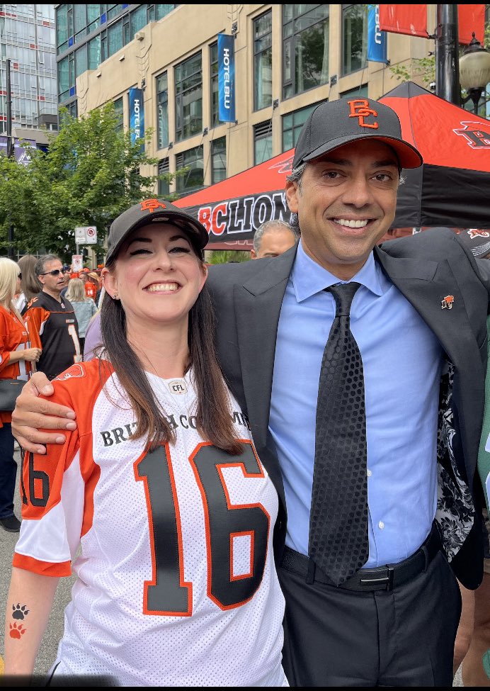 When you get a picture with BC Lions Royalty 🖤🧡🖤🧡🖤🧡🖤🧡  #CFL @BCLions @CFL #homeopener #Streetparty @TSN_Sports @CFLonTSN