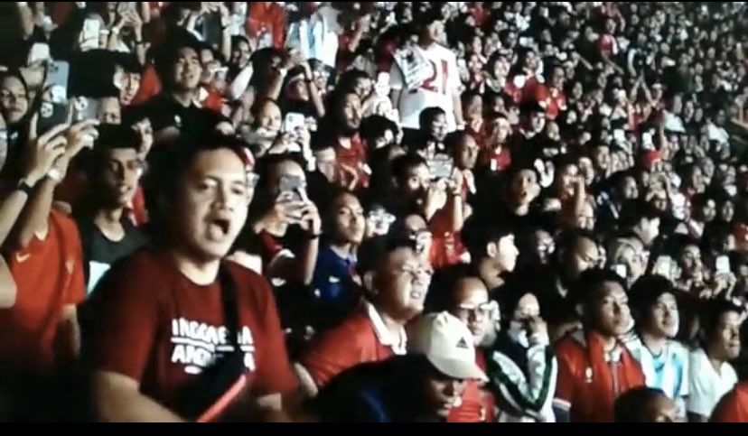 #TimnasDay Suporter damai berbagi tribun....ahay