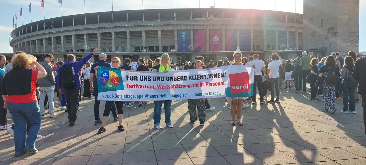 GNeunhoeffer's tweet photo. Sportler*innen mit Handicap kämpfen in Berlin um Medaillen. Die Beschäftigten am Vitanas Heilpädagogischen Centrum Kladow begleiten Menschen mit Handicap im Alltag. Und kämpfen um faire Bezahlung. Aktion bei der Eröffnung der #SpecialOlympics #Vitanas #verdi @frankbewig https://t.co/bnCOVuvfyr