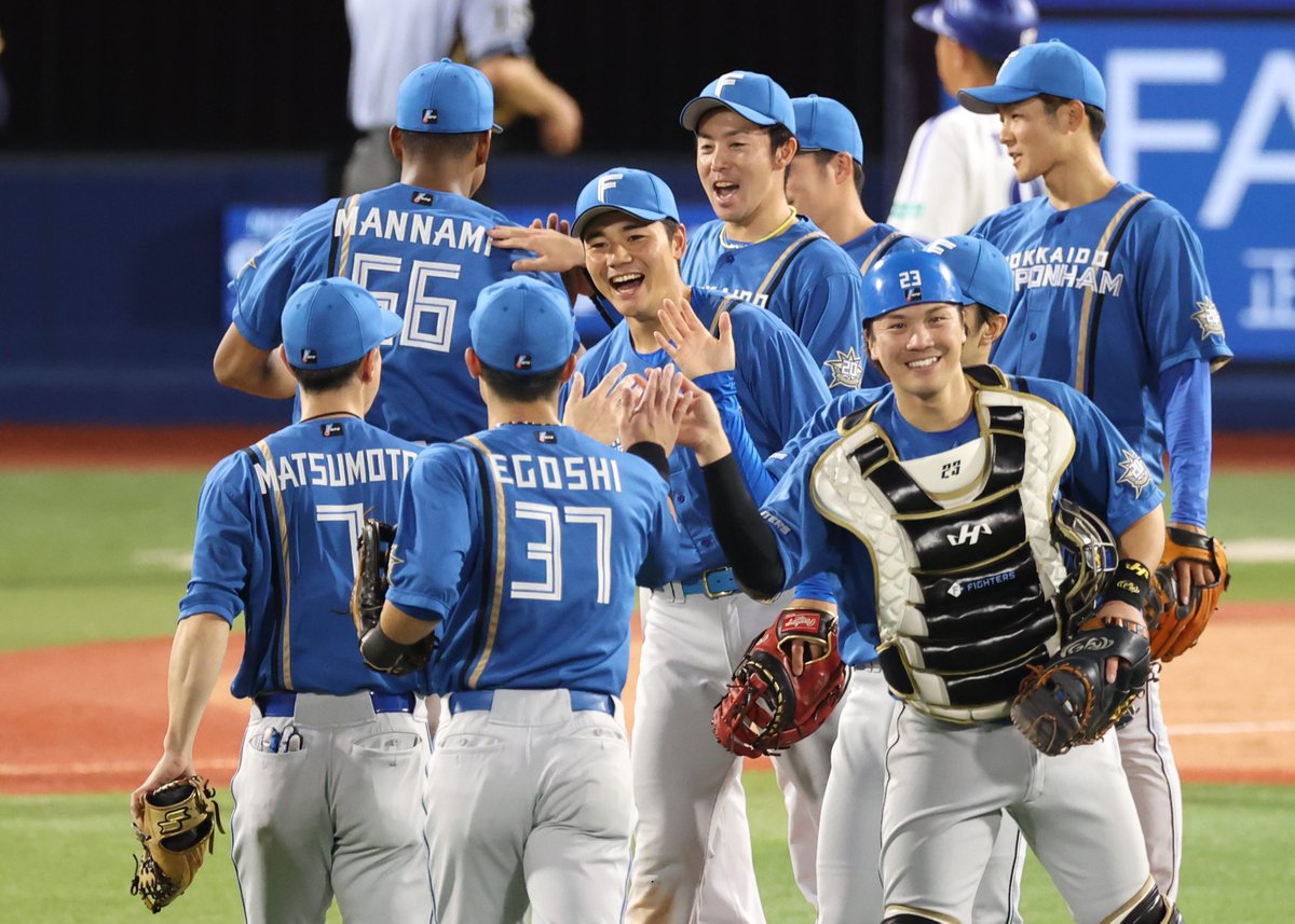 ハイタッチを交わす日本ハムナイン。素晴らしい試合でした‼（撮影・岡田亮二）
#北海道日本ハムファイターズ 
#サンスポ