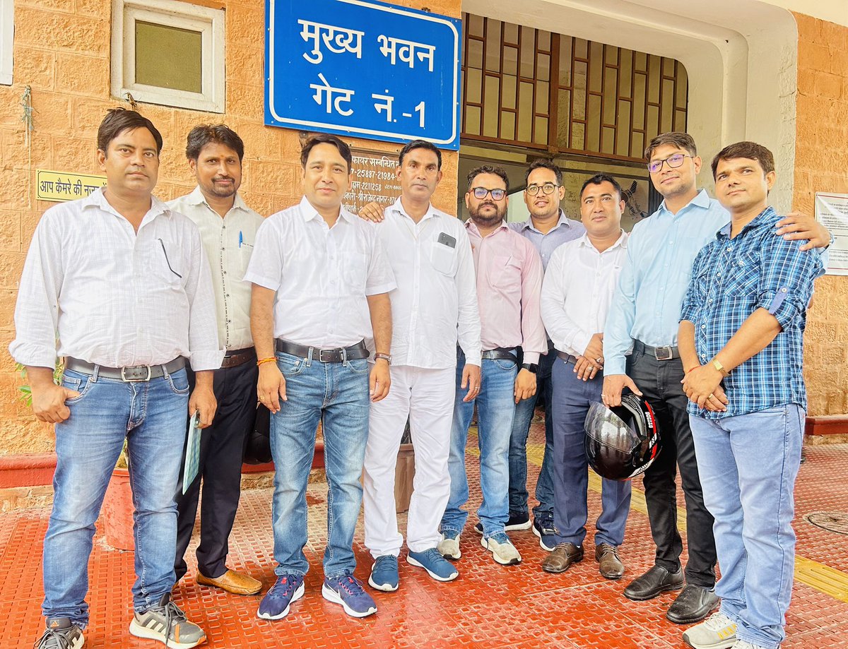 Mukeshmahar_'s tweet photo. #व्याख्याता_पदोन्नति_नियम_संशोधन 
असमान विषयों में यूजी पीजी कर चुके सेवारत वरिष्ठ अध्यापकों को नए शिक्षा नियममें आंशिक संशोधन या शिथिलता प्रदान कर विगत 3सालों की बकाया डीपीसी करवाने को लेकर मुख्य सचिव एवं वित् सचिव से की मुलाक़ात@ashokgehlot51 @DrBDKallaINC @kana_ias https://t.co/VjvIxmO7CM
