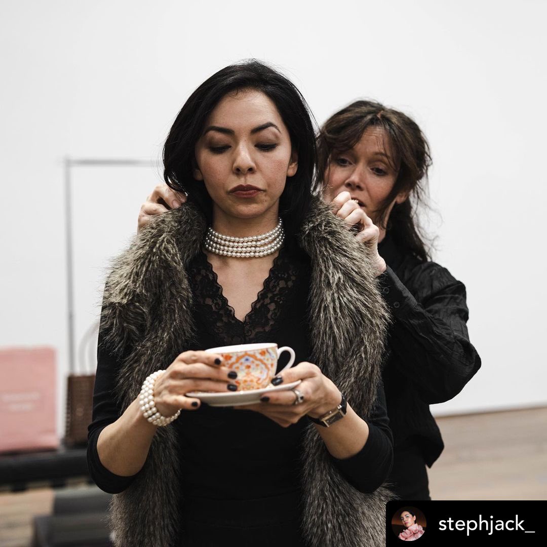 essiedavisdaily's tweet photo. Throwing back to The Maids today because we’re catching up on Deadloch! Stephanie Jack plays reporter Megan (Like Eggan)/Norah Jones 😉 in the series, and she costarred with Essie and Marta Dusseldorp in The Maids in 2021🧤 https://t.co/F2tbCClZGj