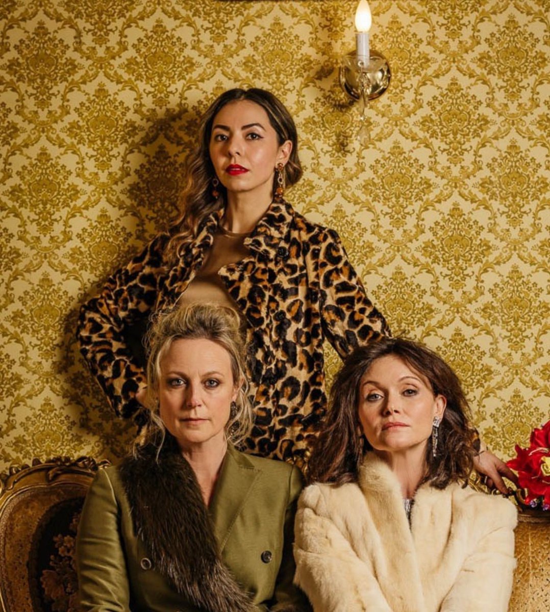 essiedavisdaily's tweet photo. Throwing back to The Maids today because we’re catching up on Deadloch! Stephanie Jack plays reporter Megan (Like Eggan)/Norah Jones 😉 in the series, and she costarred with Essie and Marta Dusseldorp in The Maids in 2021🧤 https://t.co/F2tbCClZGj