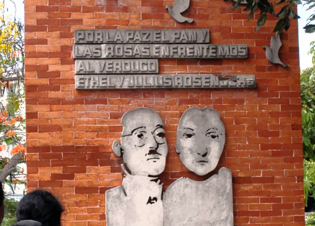 Los esposos Rosenberg, 70 años después de su muerte, son recordados como un claro ejemplo de la guerra fría y sus consecuencias en la sociedad norteamericana.
#TenemosMemoria