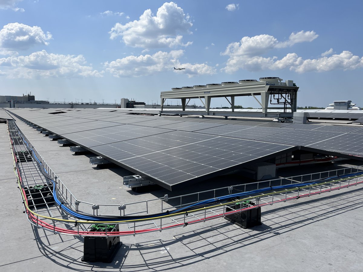 Marginpar's tweet photo. Marginpar Aalsmeer: climate neutral with a sea of solar panels 🌍
https://t.co/WjMWSaH6ea

#solarenergy #floralnews #sustainableflowers #aalsmeeroost https://t.co/Sge05L0cY0