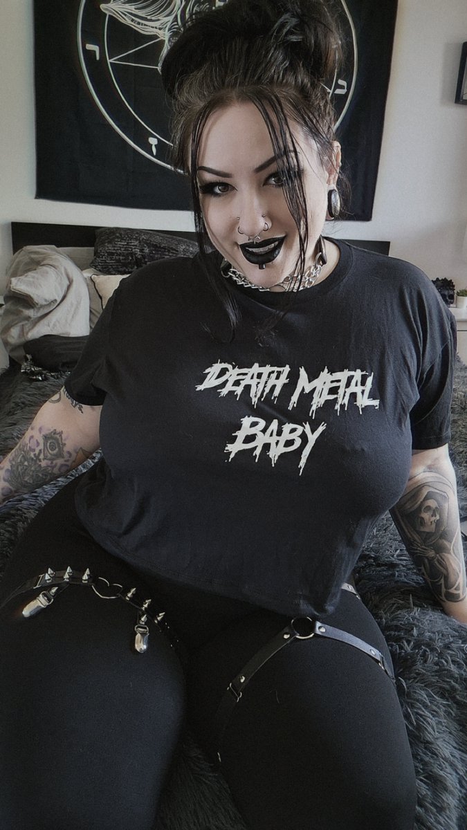 We just adore the Spooktacular @likeohmygoth rocking our Death Metal Baby crop top!

#GothFashion #AlternativeShirt #DeathmetalBaby #AltStyle #vampirefreaks