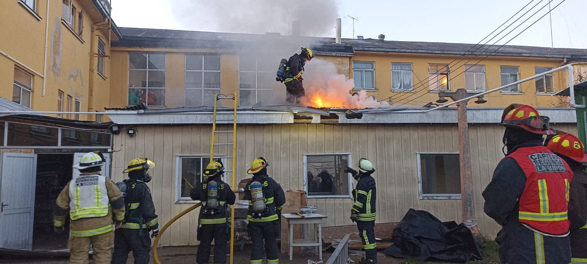 SegundaLaUnion's tweet photo. Siendo las 7:55 hrs de esta mañana, nuestra unidad B-2 respondió a clave 10-0-1 en dependencias destinada al Casino del Hospital Dr. Juan Morey, tratándose de fuego en entretecho.
Se trabajó conjuntamente con 1ª y 3ª Compañía #LaUnionCL https://t.co/6eS9Ensm7U