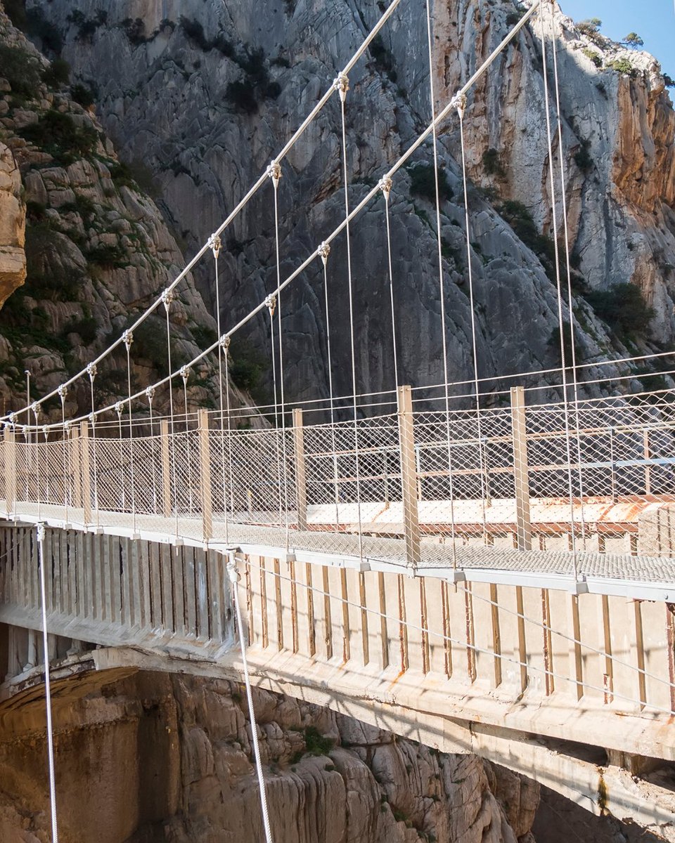AutocaresRivero's tweet photo. El Caminito del Rey, ubicado en un entorno impresionante, ofrece una oportunidad excepcional para conectar con la naturaleza en su estado más puro. 🌿Nuestros autobuses modernos y cómodos te llevarán desde tu punto de partida hasta la entrada. 🚌 https://t.co/1zGqGkSbnl https://t.co/rCGPab4ccI