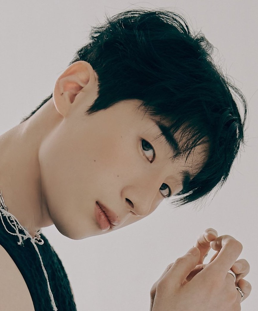 seungwoo has such a pretty face