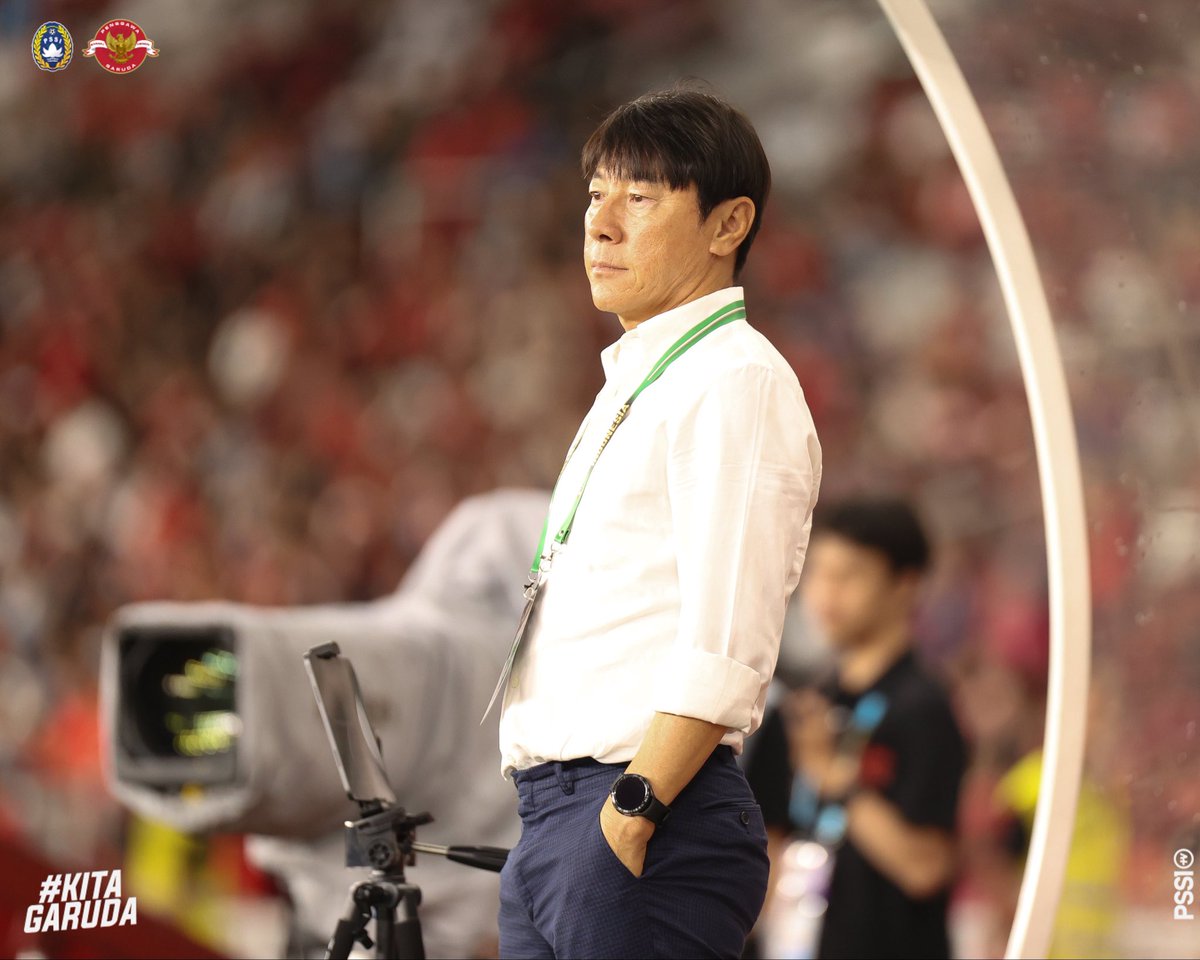 The man behind the gun, Shin Tae Yong.

Hari ini diperlihatkan oleh beliau bahwasanya ada setitik asa yang bisa dibawa ke Piala Asia. Meski disana akan bersua Jepang, Irak dan Vietnam.

Jangan mundur, jangan gentar.
Buat kami terus percaya proses, Coach Shin! 🔥