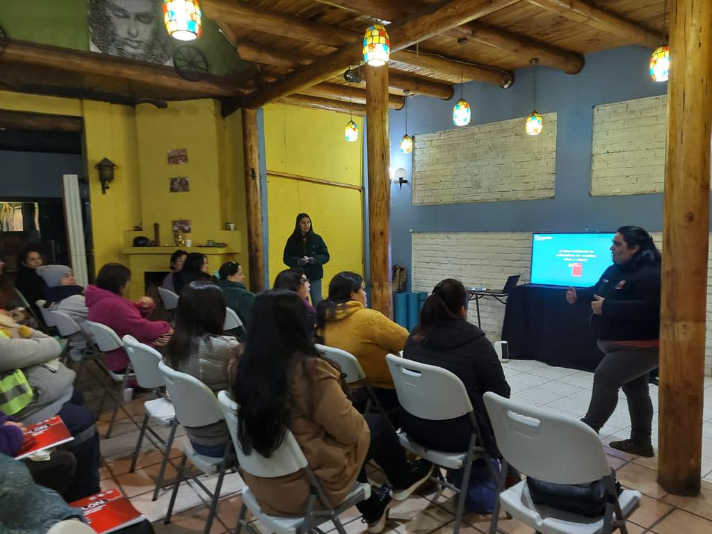 SLicanten's tweet photo. ✔ Estos días nos reunimos con las integrantes del Programa Mujeres Jefas de Hogar de Licantén. Este encuentro tuvo por objetivo fortalecer nuestras habilidades como padres.
#máscomunidadmásprevención https://t.co/gINU6QIbgU