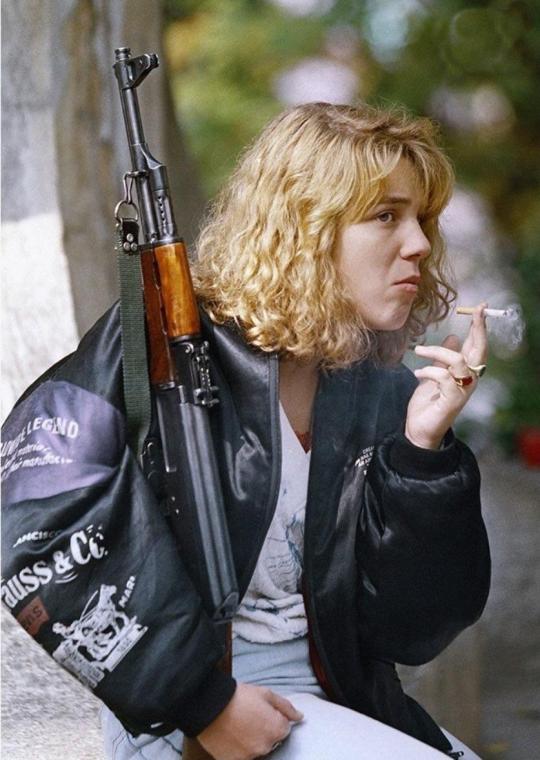 1992 - Saraybosna.
Şehre saldıran Sırp çetniklere karşı direnişe katılan Boşnak kadın savaşçı AK-47 Kalaşnikof tüfeği ile...