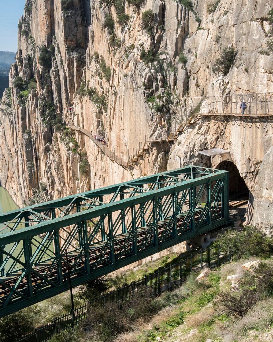 AutocaresRivero's tweet photo. No pierdas la oportunidad de maravillarte con los puentes del Caminito del Rey y disfrutar de su belleza sin igual. 🌄🌿

Visita nuestra web para ver los horarios 🚌 > https://t.co/1zGqGkRDxN https://t.co/ybKgi43yPC