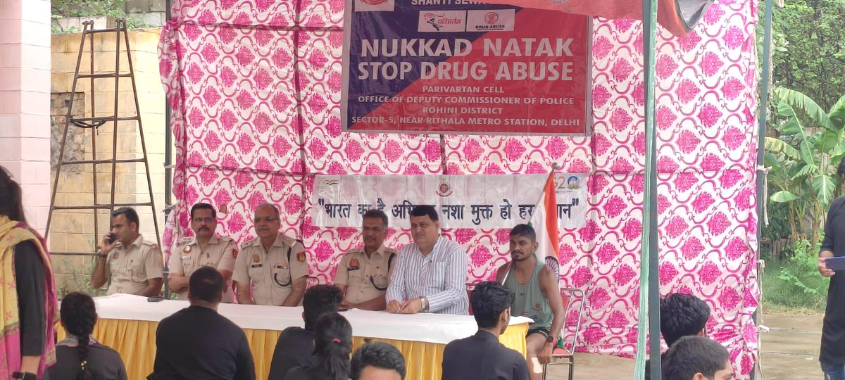 iroopaksharma's tweet photo. आज रोहिणी ज़िले में विजय विहार स्थित @sewabhartidel केंद्र पर @DelhiPolice द्वारा नशा-मुक्त भारत पखवाड़ा के अन्तर्गत नुक्कड़ नाटक एवं दिल्ली पुलिस बैंड द्वारा प्रस्तुति दी गई। इस अवसर पर दिल्ली पुलिस के आला अधिकारी एवं सेवा भारती के कार्यकर्ता ���पस्थित रहे।
@dcprohinidelhi https://t.co/D17oBryae9