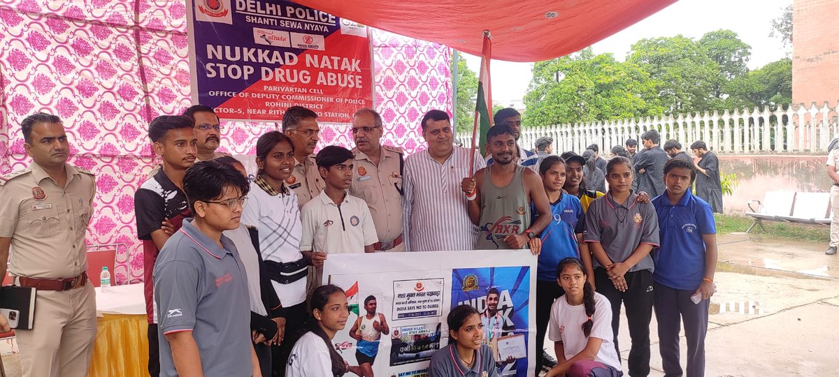 iroopaksharma's tweet photo. आज रोहिणी ज़िले में विजय विहार स्थित @sewabhartidel केंद्र पर @DelhiPolice द्वारा नशा-मुक्त भारत पखवाड़ा के अन्तर्गत नुक्कड़ नाटक एवं दिल्ली पुलिस बैंड द्वारा प्रस्तुति दी गई। इस अवसर पर दिल्ली पुलिस के आला अधिकारी एवं सेवा भारती के कार्यकर्ता ���पस्थित रहे।
@dcprohinidelhi https://t.co/D17oBryae9