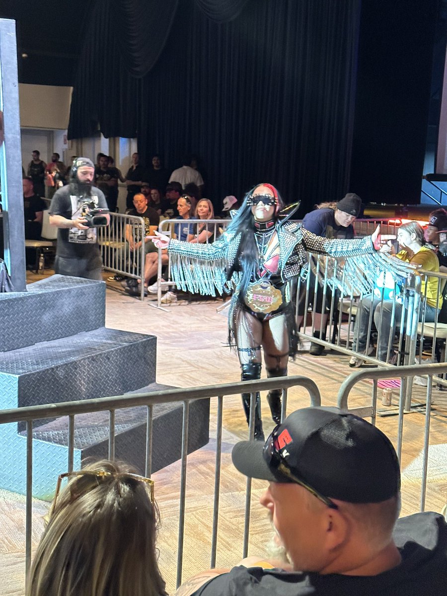 MarioG8o's tweet image. Mack got to see @HellBentVixen in action last night and grab a photo after! 
#FSW14