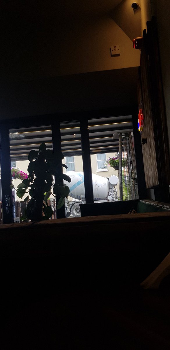 _lorranyrocha's tweet photo. Boa tarde concreteiros.  @concrettruck vem tomar um café no Adda Café e apreciar essa vista ;) rsrs https://t.co/g8HOHhKH2l