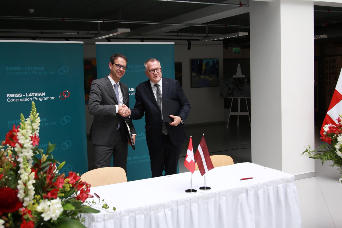 June 19 marks a milestone in the Swiss-Latvian 🇨🇭🇱🇻 relations: Ambassador Dominique Paravicini from @SECO_CH and Latvia's Minister of Finance @aseradens signed the Framework Agreement on the implementation of the #SwissEuropeContribution in  #SwissEURelations @SwissDevCoop 1/2