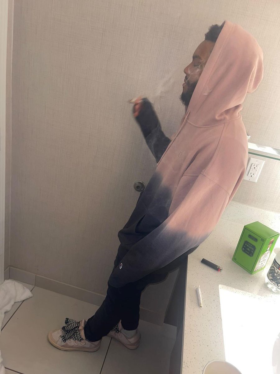 wezzywick's tweet image. Remember they was calling me broke now they calling me for a buck or 2 💯