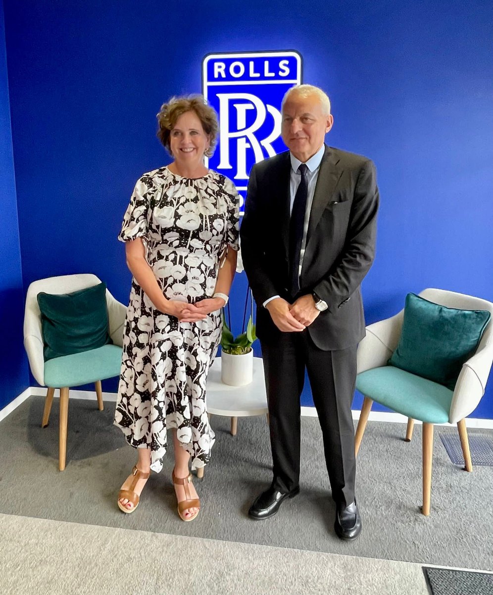 ✈️ Great to visit #ParisAirShow, the largest aerospace event in the world, with Ministers <a href="/Nus_Ghani/">Nusrat Ghani MP</a>, @JCartlidgeMP and @VaughanGething, and the CEOs of <a href="/ADSgroupUK/">ADS Group</a> and <a href="/RollsRoyce/">Rolls-Royce</a>.

You can meet +100 UK exhibitors at the 54th #SalonDuBourget all week ➡️ siae.fr/en/the-show/ex…
