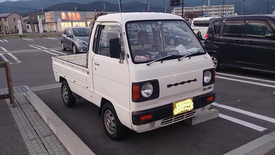 CROWN_BAKA's tweet photo. いくら装備されてる時計が壊れてるからって理由でクラウンの廃車部品を軽トラに移植考えて実践しちゃった時点でヲワってますな・・・。(爆)
そもそもホンダ車にトヨタ車の部品を移植カスタムすること自体が邪道とも言われてるからな〜。(汗)
#TNアクティ
#ビッグキャブ
#TA
#クラウン
#MS125
#GS121 https://t.co/Cl9tU4Sx31