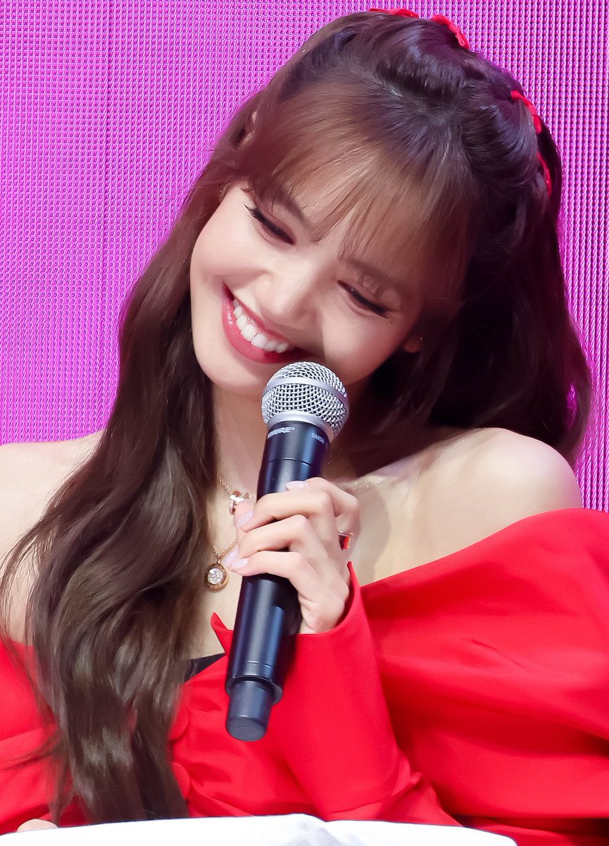 ใครจะมองน้องยังไงไม่รู้แต่สำหรับเรานะน้องลิซคือคนที่มีเสน่ห์มาก sex appealค่อนข้างสูง ดาเมจรุนแรงสุดๆ น้องสวยก็ได้ เท่ น่ารัก ได้ทุกลุคเป็นผู้หญิงที่มองแล้วไม่น่าเบื่อ มองแล้วก็อยากมองอีก ตกหลุมรักแล้วก็รักมากเข้าไปอีกเรื่อยๆ น้องน่ารักสำหรับเราที่สุดแล้ววววว ♡︎♡︎ #LISA