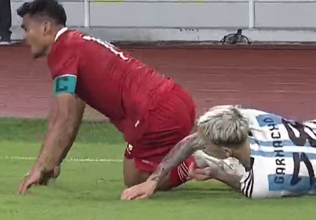 Dimulai dari jokes “Siap ditekel Asnawi”, malam ini kejadian beneran. Alejandro Garnacho, winger Man United itu sampai frustrasi ngadepin Kapten Timnas Indonesia itu 🤣