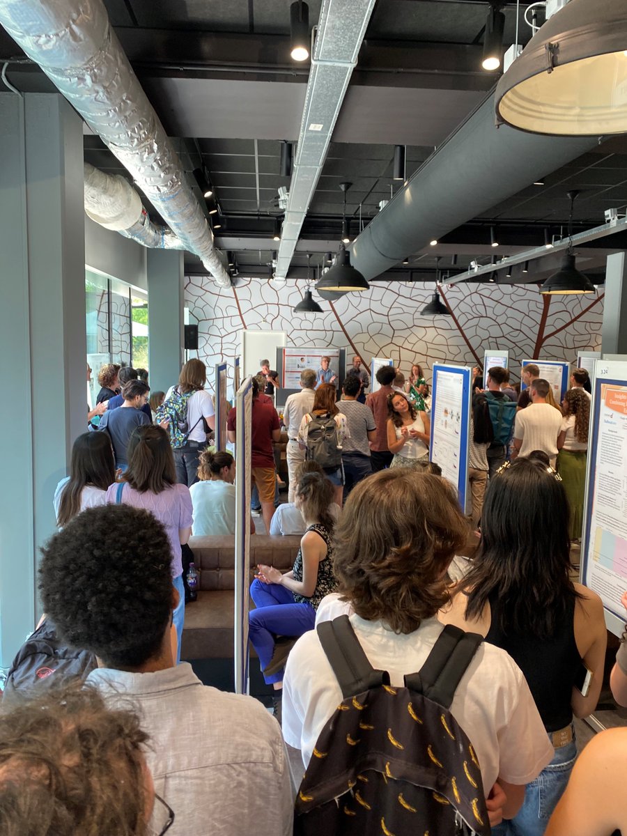 Highlights of the Donders Poster session: over 60 research posters, <a href="/BFranke_lab/">Barbara Franke</a> symbolically passed on the baton to Edward de Haan and <a href="/miriamkos/">miriam kos</a> was awarded the Donders Cube because she went beyond her own tasks and responsibilities. #Congratulations