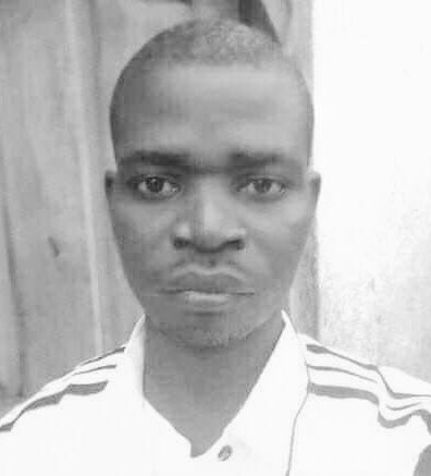Nath_Yamb's tweet photo. Le mercredi 14 juin, un mur, fissuré depuis longtemps, s’est écroulé à la société Industrap, à Yopougon (Abidjan). Cela a fait plus d’une trentaines de victimes, dont au moins 3 travailleurs de Industrap qui sont morts sur le champ. Mais comme les propriétaires sont libanais et qu’ils ont le bras long et la poche pleine, l’affaire a été passée sous silence. Le crime n’étant jamais parfait, aujourd’hui les choses remontent à la surface. Les criminels propriétaires de Industrap n’ont pas seulement refusé de réparer le mur, mais ils ont aussi refusé, et ce depuis des années, de donner du matériel de sécurité à leurs employés. Mais chuuuuut!!! On ne touche pas aux Libanais en Côte d’Ivoire, surtout quand ils sont proches du régime. Ainsi va la mort au paradis ouattarien  
 https://t.co/1FNCR7fjRZ