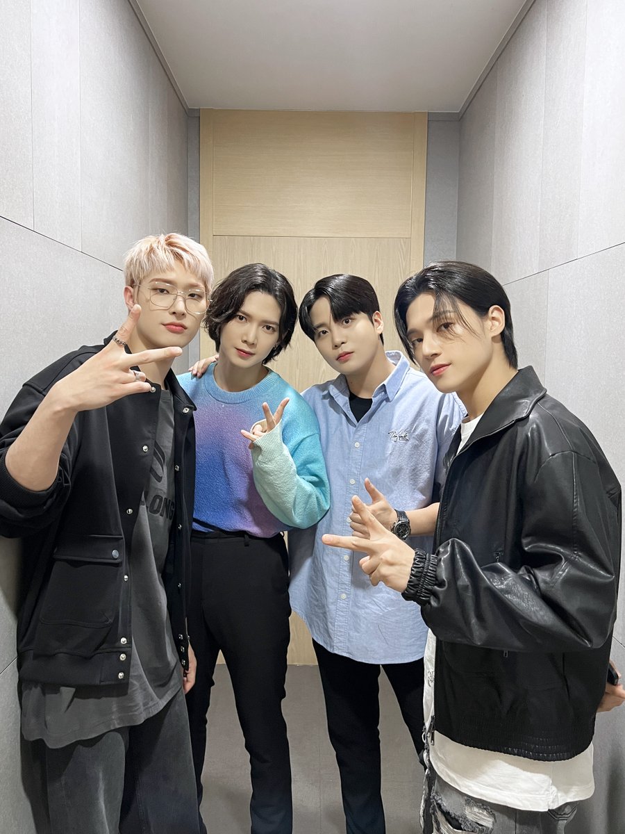 ATEEZofficial's tweet photo. [📷] TODAY ATEEZ
⠀
티니의 힘찬 월요일을 위해
낮밤으로 티니 앞에 등장👀❗
티즈 보면서 이번 한 주도 파이팅 하기😻 
⠀
#TODAY_ATEEZ #ATEEZ #에이티즈 https://t.co/C2Wme5n0XH