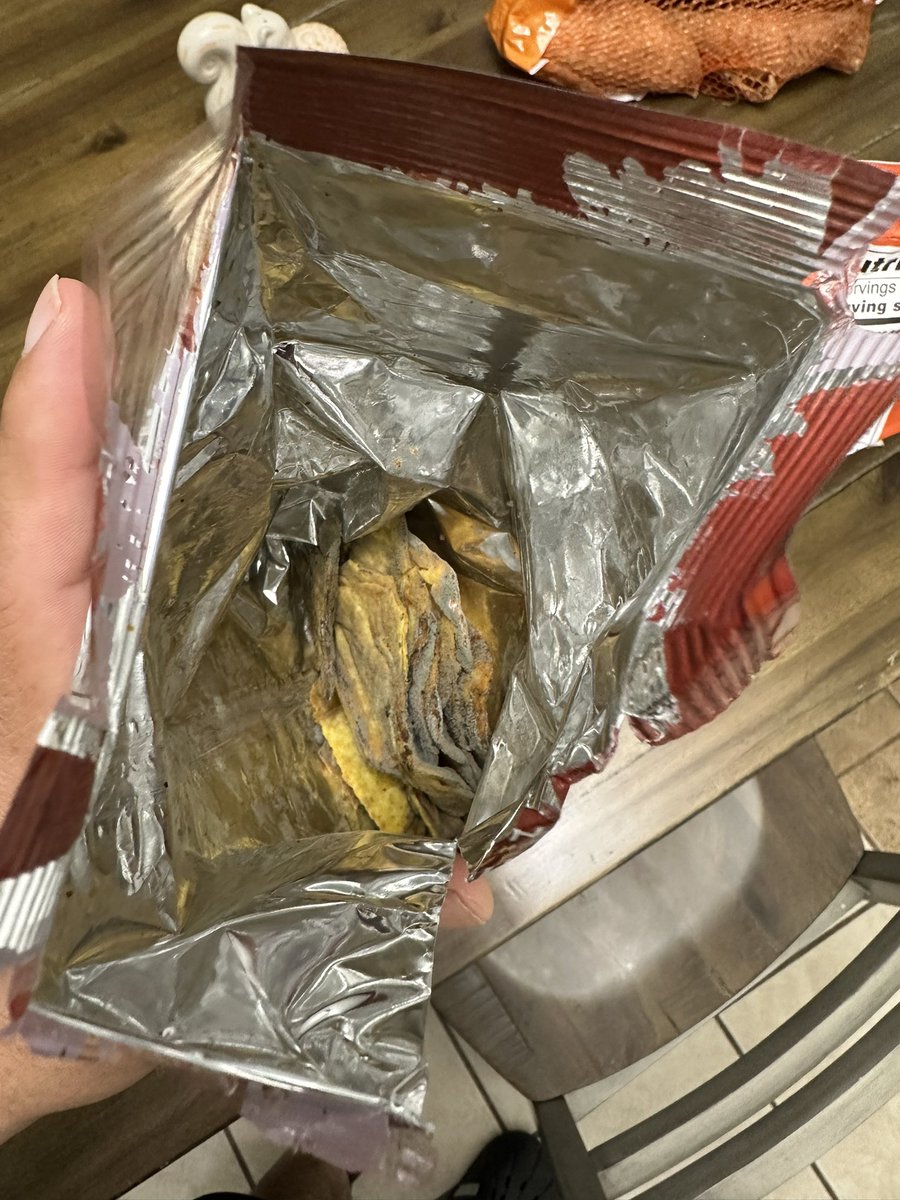 jacflores5's tweet photo. @QuestNutrition you have not responded to my wife’s email so reaching out for help here. Purchased chips @HEB. Opened bag to find moldy chips https://t.co/b7LQGptPTj