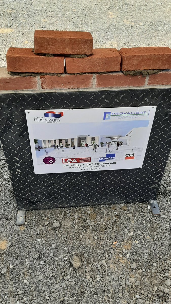 🧱 1ère pierre au CH d'@HazebrouckVille :
Une belle extension / rénovation du plateau technique au bénéfice des patients et des professionnels de santé,  pour :
✅ doubler la surface des urgences 
✅ installer une IRM
➡️ accompagnée par <a href="/ARS_HDF/">ARS Hauts-de-France</a> à hauteur de 2 millions d'€