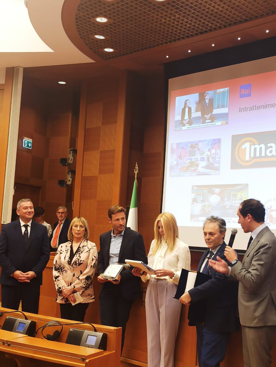 Federcuochi's tweet image. Oggi ospiti del #Moige per la presentazione della guida “un anno di Zapping  e di streaming”. Anche quest’anno abbiamo avuto l’onore di assegnare in questo evento un premio speciale che va a @massimilianotv con la trasmissione 1 mattina.